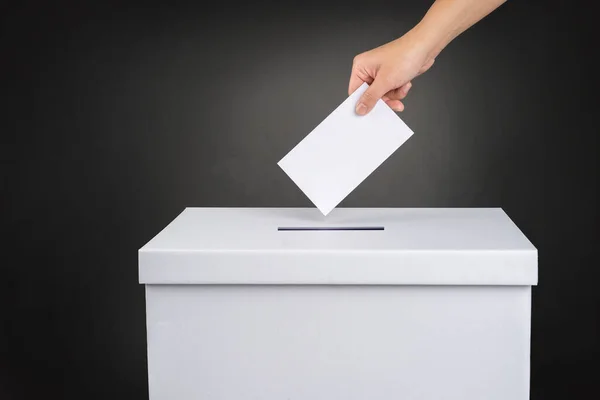 Eleitor Detém Sua Cédula Voto Coloca Urna Conceito Eleitoral — Fotografia de Stock