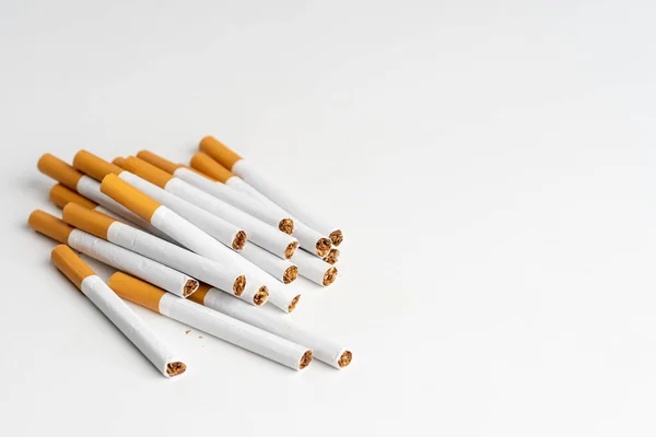 Cigarrillos Sobre Fondo Blanco Con Espacio Para Copiar —  Fotos de Stock
