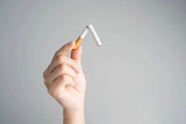 Primer Plano Mano Sosteniendo Cigarrillo Roto Mundo Fumar Día —  Fotos de Stock