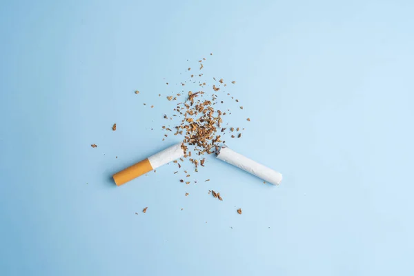Cigarrillos Sobre Fondo Blanco Concepto Fumar —  Fotos de Stock
