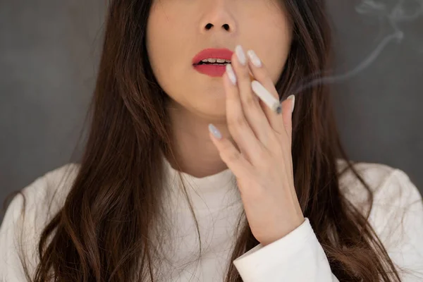 Joven Mujer Asiática Fumando Calle Enfoque Selectivo —  Fotos de Stock