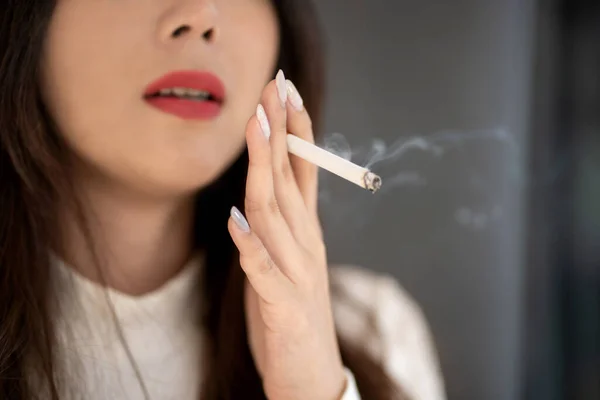 Joven Mujer Asiática Fumando Medicamento Perjudicial Para Sistema Respiratorio —  Fotos de Stock
