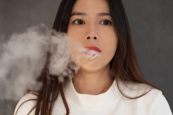 Ασιάτισσα Καπνίζει Ένα Τσιγάρο Μαΐου Της Παγκόσμιας Ημέρας Κατά Του — Φωτογραφία Αρχείου