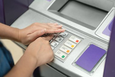 Bir Atm de onun PIN girme ederken ellerini kapsayan kadın