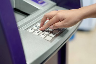 Alışveriş merkezinde Mor ATM 'ye basan kadın el.