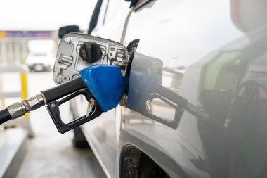 Benzin istasyonunda yakıt ikmali.