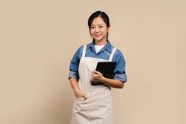 Close Feliz Jovem Asiático Mulher Empresário Desgaste Avental Segurando Tablet — Fotografia de Stock