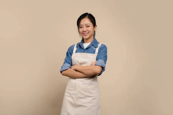 Portrait Successful Asian Woman Wearing Apron Crossed Arms White Wall — Stock Photo, Image