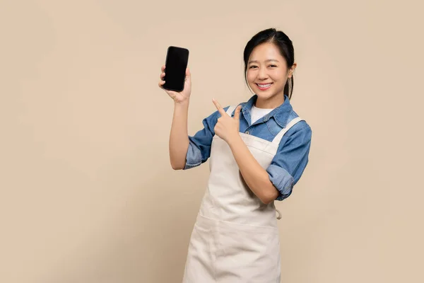 Επιχειρηματίας Ασιατική Γυναίκα Φορώντας Ποδιές Και Δείχνει Λευκό Smartphone Οθόνη — Φωτογραφία Αρχείου