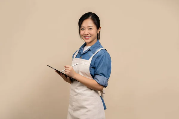 Veselá Asijská Žena Zástěře Tabletem Ruce Izolované Pozadí Studiu Koncept — Stock fotografie