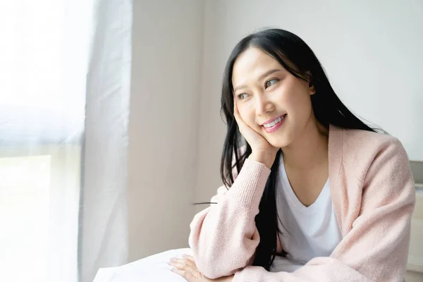 Wanita Asia Cantik Tersenyum Dan Bahagia Tempat Tidur Kamar Tidur — Stok Foto