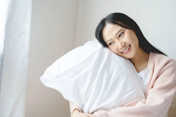 Портрет Привлекательной Азиатской Женщины Улыбающейся Обнимающей Подушку Наслаждающейся Мягкой Свежестью — стоковое фото