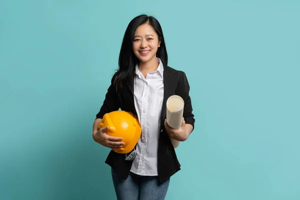 Χαμογελαστός Κατασκευαστής Εργαζόμενος Ασιατική Γυναίκα Πρόχειρο Και Κοστούμι Ασφαλείας Στέκεται — Φωτογραφία Αρχείου