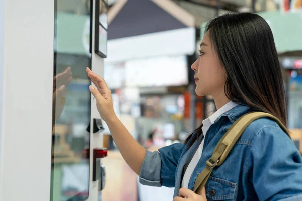 Vrouw Kopen Met Een Automaat Technologie Consumptie Concept — Stockfoto