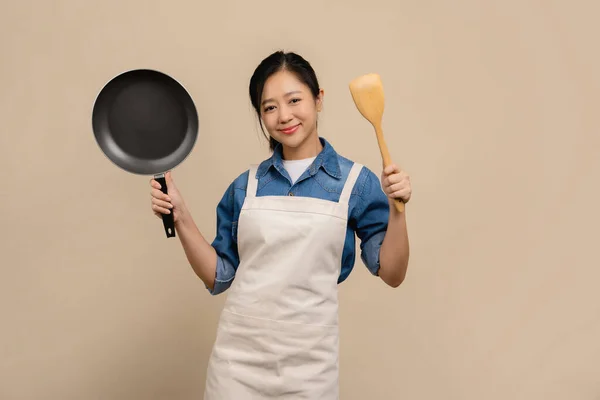 Jovem Mulher Asiática Dona Casa Vestindo Avental Cozinha Cozinhar Segurando — Fotografia de Stock