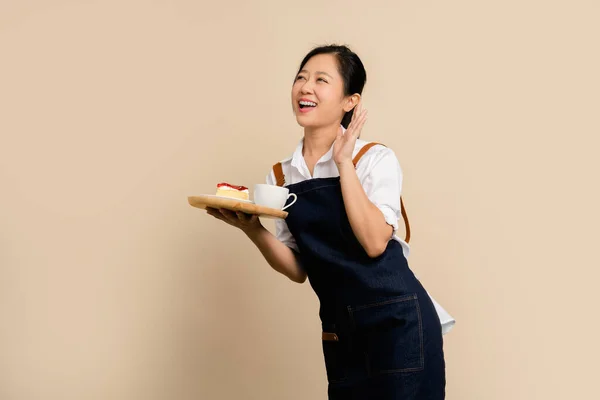 아시아인 바스타 로일하는 복제품 앞치마를 케이크와 뜨거운 커피를 즐기는 — 스톡 사진