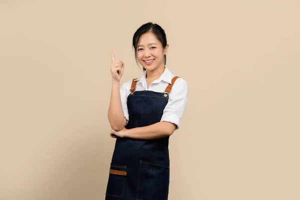 Feliz Jovem Asiático Empresária Vestindo Branco Camisa Avental Com Cópia — Fotografia de Stock
