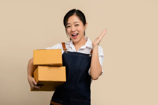Feliz Bonito Mulher Asiática Sorrindo Vestindo Avental Segurando Pacote Marketing — Fotografia de Stock
