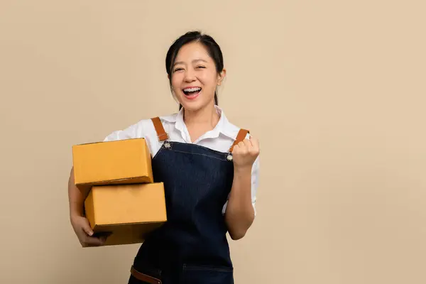 Молодая Азиатка Начинает Небольшой Бизнес Улыбаясь Держа Пакет Посылку Коробку — стоковое фото