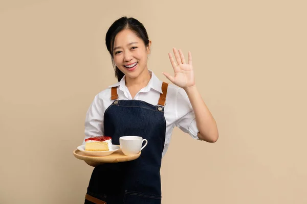 Jovem Ásia Garçonete Barista Branco Camisa Avental Mão Segurar Café — Fotografia de Stock