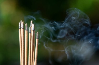 9 tütsü çubuğunu yakın çekim Asya inancıdır..