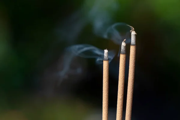 Três Paus Incenso Queimando Com Fumaça Branca Fundo Marrom Escuro — Fotografia de Stock
