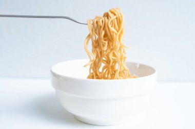 Hazır erişteyi çatalla bir bardakta ye..