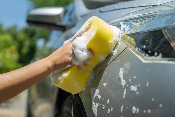 Worker Cleaning Gray Car Outdoors — Stock Photo, Image