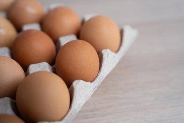 Kağıt yumurta kartonunda taze tavuk yumurtası.