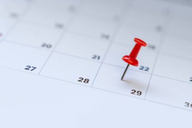 Calenda 'da kırmızı raptiye. İş toplantısı ya da seyahat planlama.