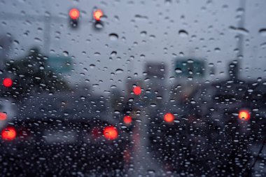 Yağmurlu bir günde şehirde trafik.