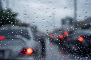 Bulutlu bir günde trafikte şoförlük, yağmurlu bir mevsimde trafik kazalarının yolu kullanmasını engelleme kavramı..