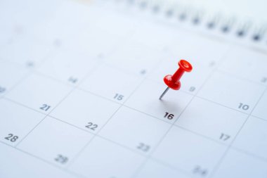 Takvimin 16. gününde kırmızı iğne, randevular ve toplantı hatırlatıcıları.