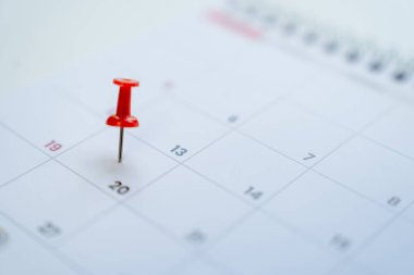 Olay planlayıcı etkinliği için takvimle kırmızı iğnelerin yakın görüntüsü