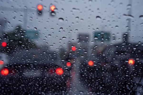 雨の日の街の交通 — ストック写真