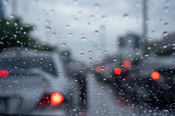 曇りの日の交通事故のドライバー悪天候 雨期に道路を利用した事故防止の考え方 — ストック写真