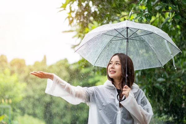 Женщина Держит Зонтик Время Дождя — стоковое фото