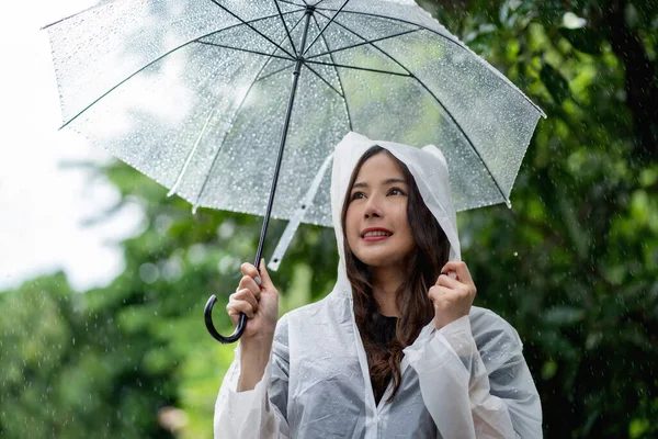 Mulher Bonita Sorrindo Segurando Guarda Chuva Enquanto Chove Foto Close — Fotografia de Stock