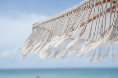 Mükemmel mavi gökyüzü ile örülmüş şemsiye.