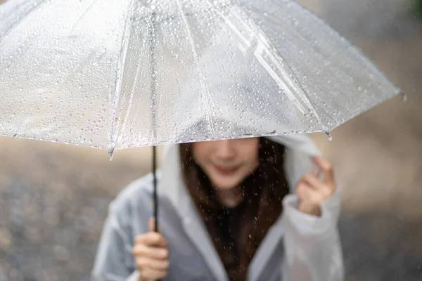 Gros Plan Gouttes Pluie Sur Parapluie Sous Pluie Images De Stock Libres De Droits
