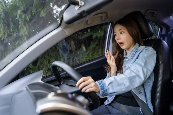 Azjatka Wstrząśnięta Krzycząca Podczas Jazdy Drodze Brała Udział Wypadku Samochodowym — Zdjęcie stockowe