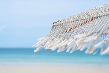 Sahilde çizgili plaj şemsiyeleri.