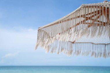 Mavi gökyüzüne karşı örülmüş güzel bir şemsiye. Aşağıdan bak. Boşluğu kopyala.