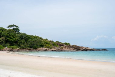 Yazın Ko Samet, Rayong, Tayland 'da deniz manzarası ve mavi gökyüzü..