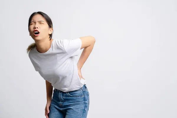 Mulher Asiática Tem Dor Nas Costas Sintomas Síndrome Escritório — Fotografia de Stock