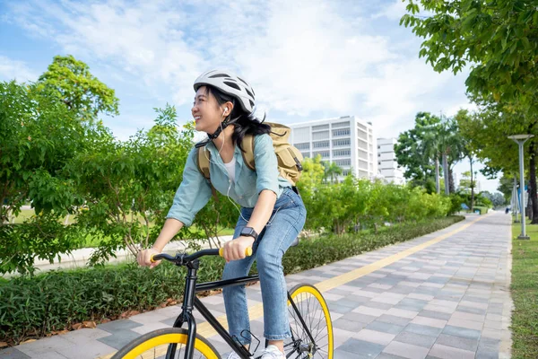 輸送の夏の旅行手段で自転車を使用して笑顔のアジアの女性のライフスタイルの肖像 友好的なEco ストック画像