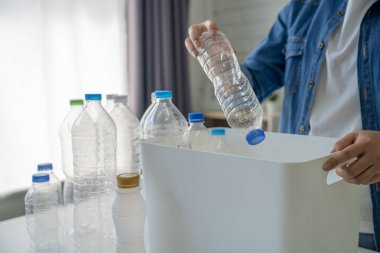 Elle atık ayırma, kirlilik, geri dönüşüm, ev atığı yönetimi. Atık ayırma kavramı.