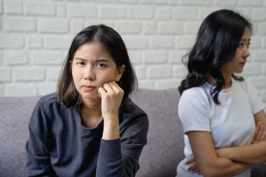 Asyalı Igbt kızları, sorunları olan iki kadın, hepsi birbirine kızgın ve kızgındı..