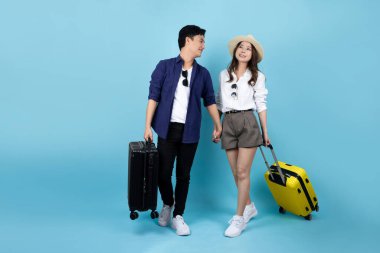 Mavi arka planda genç Asyalı çift fotoğrafı