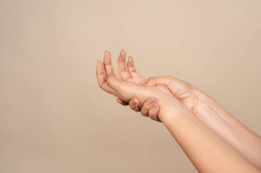 Bilek ağrısından muzdarip kişinin portresi, bilgisayar ve dizüstü bilgisayarla uzun süre çalışmanın sonucu olabilir. Sağlık ve tıbbi konsept gösteriliyor